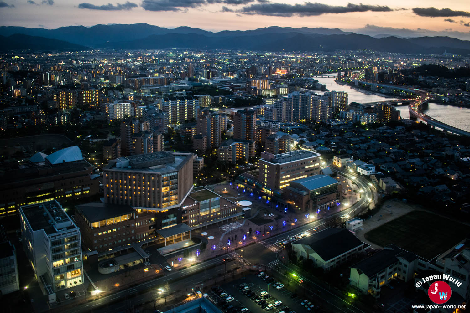 Quartiers de Fukuoka illuminés à la tombée de la nuit